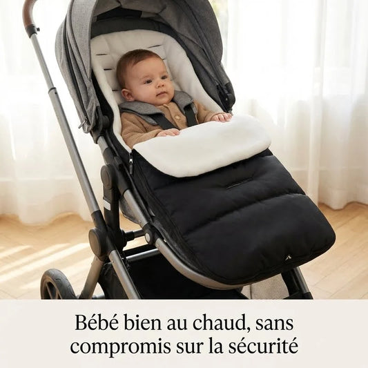 Bébé installé dans une poussette avec une chancelière noire et intérieure blanche, bien couvert et maintenu, avec le texte « Bébé bien au chaud, sans compromis sur la sécurité ».