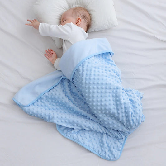 Couverture polaire bébé bleue unie, texture polaire douce et épaisse, conçue pour garder bébé bien au chaud pendant l’hiver.