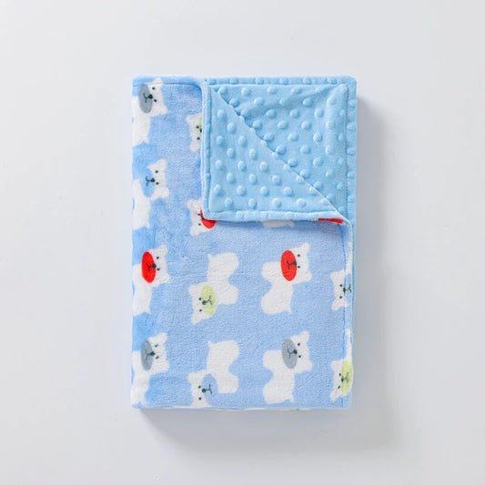 Couverture polaire bébé bleue avec motif ourson, texture polaire douce et épaisse, idéale pour garder bébé bien au chaud pendant l’hiver.