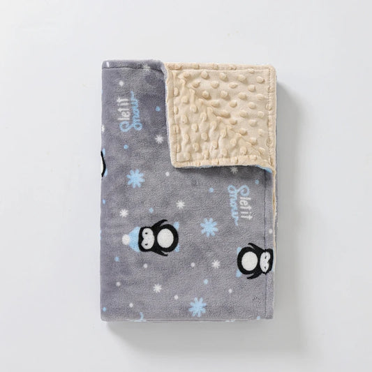 Couverture polaire bébé grise motif pingouins avec intérieur beige texturé, idéale pour garder bébé au chaud en hiver