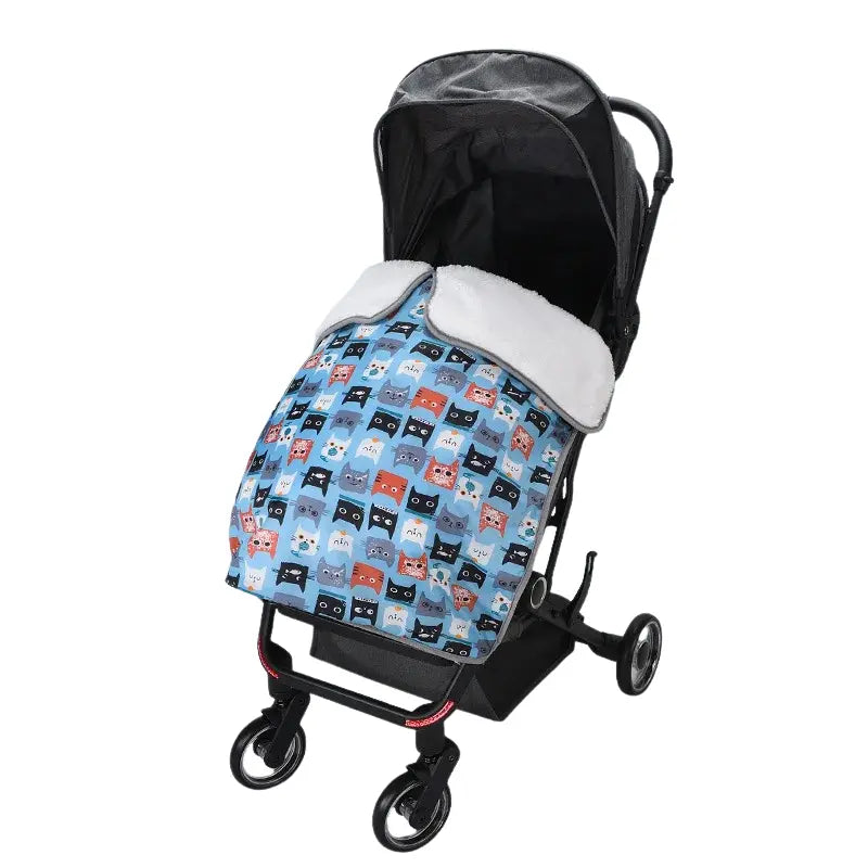 couverture polaire bébé pour poussette motif animaux colorés installée sur une poussette