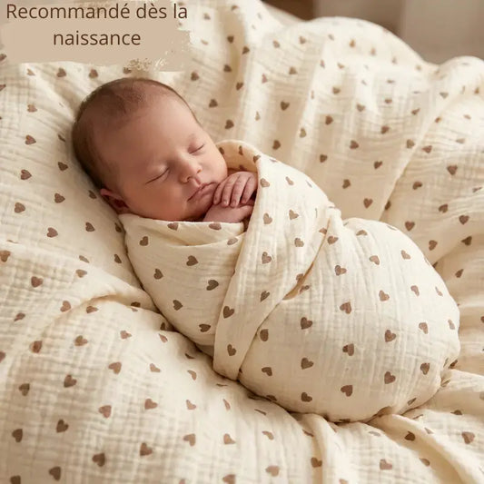 Bébé dans couverture d'emmaillotage au motif coeur