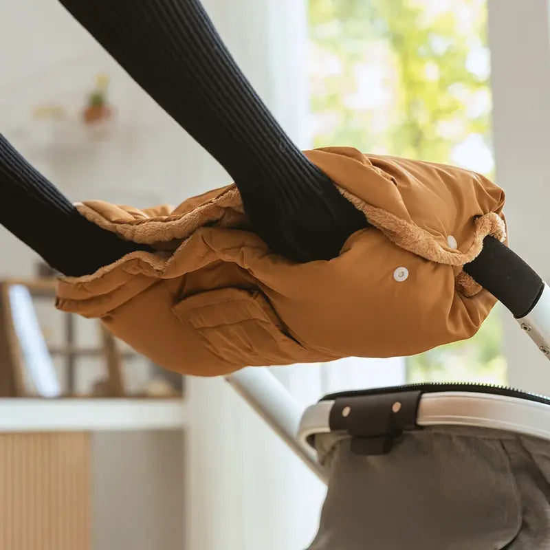 Gants de poussette hiver ultra chauds marron fixés sur une poussette, protégeant les mains du froid et du vent lors des sorties hivernalesSelect 70 more words to run Humanizer.