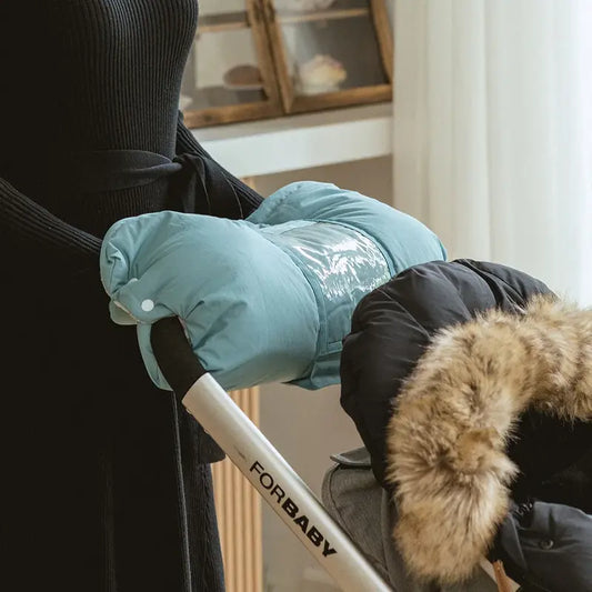 Gants de poussette hiver ultra chauds fixés sur une poussette pour protéger les mains du froid, du vent et de l’humidité lors des sorties hivernales avec bébé