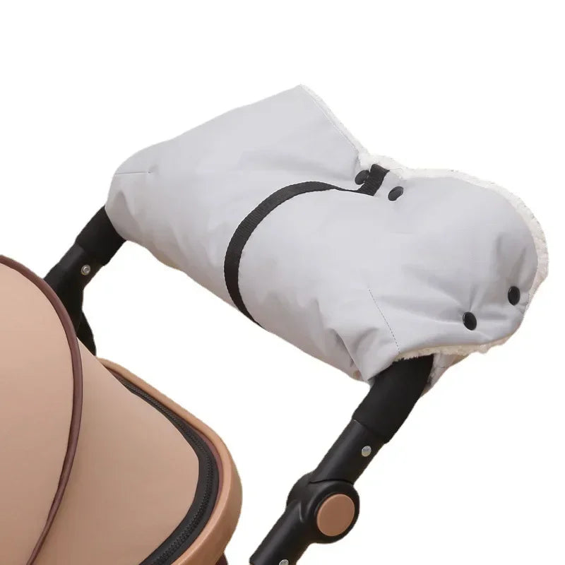Manchon de poussette hiver doublé gris fixé sur le guidon, protégeant les mains du froid pendant les sorties avec bébé