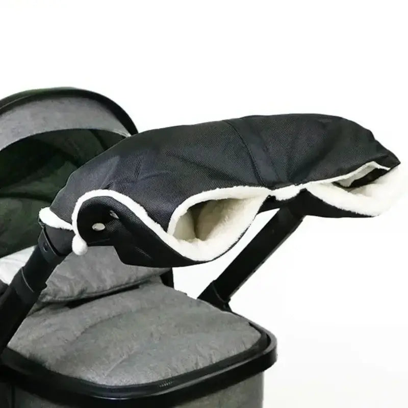 Manchon de poussette hiver doublé noir fixé sur le guidon, protégeant les mains du froid pendant les balades avec bébé