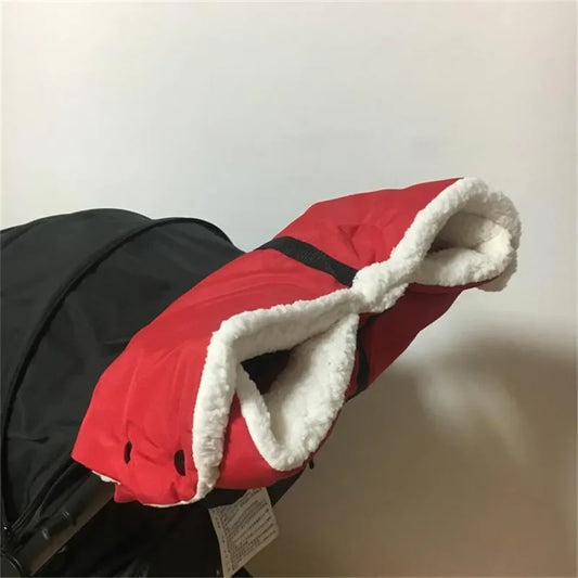 Manchons de poussette hiver doublés fixés sur le guidon, protégeant les mains du froid pendant une promenade avec bébé
