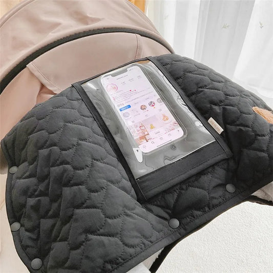 Manchon de poussette noir hiver avec fenêtre transparente pour smartphone fixé sur la poignée, protégeant les mains du froid pendant les sorties