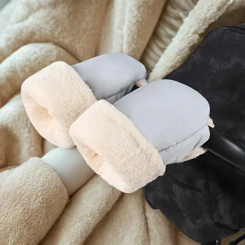 Manchons de poussette hiver gris avec doublure polaire fixés sur guidon pour protéger les mains du froid