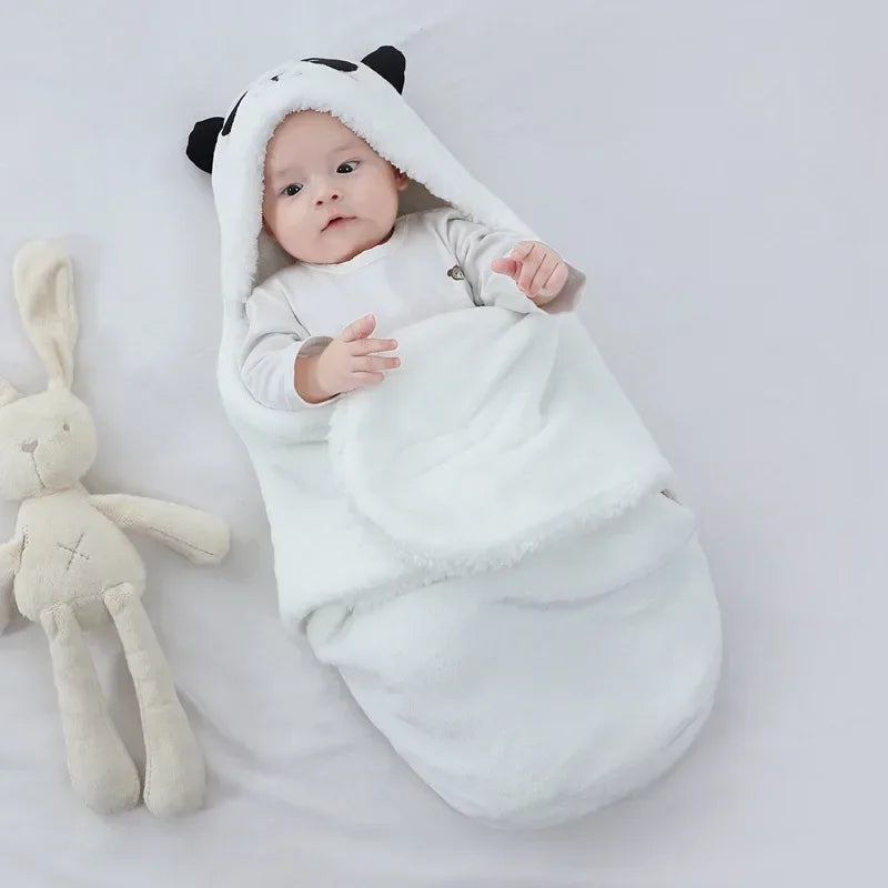Nid d’ange bébé blanc avec capuche panda et intérieur doux, modèle toute saison