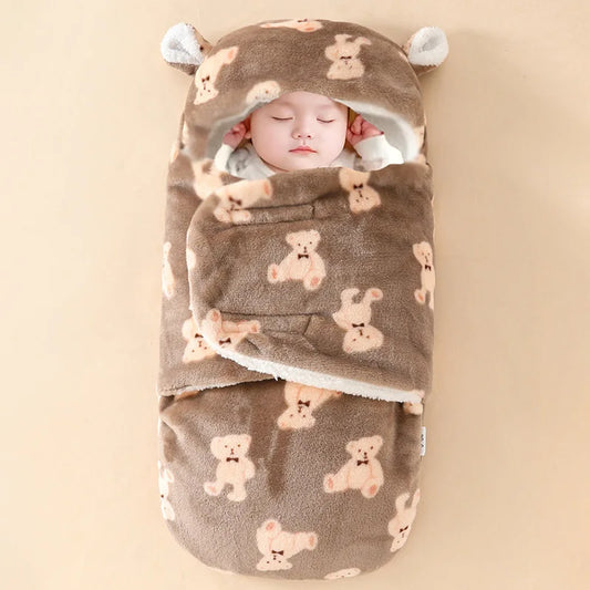 Nid d’ange bébé marron motif ourson, modèle toute saison avec capuche oreilles