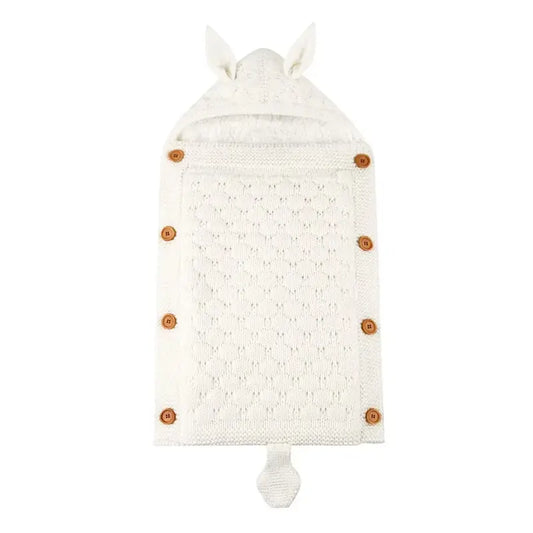 Nid d’ange bébé en tricot blanc avec capuche à oreilles, boutons latéraux, posé à plat, adapté aux nourrissons pour poussette et nacelle.